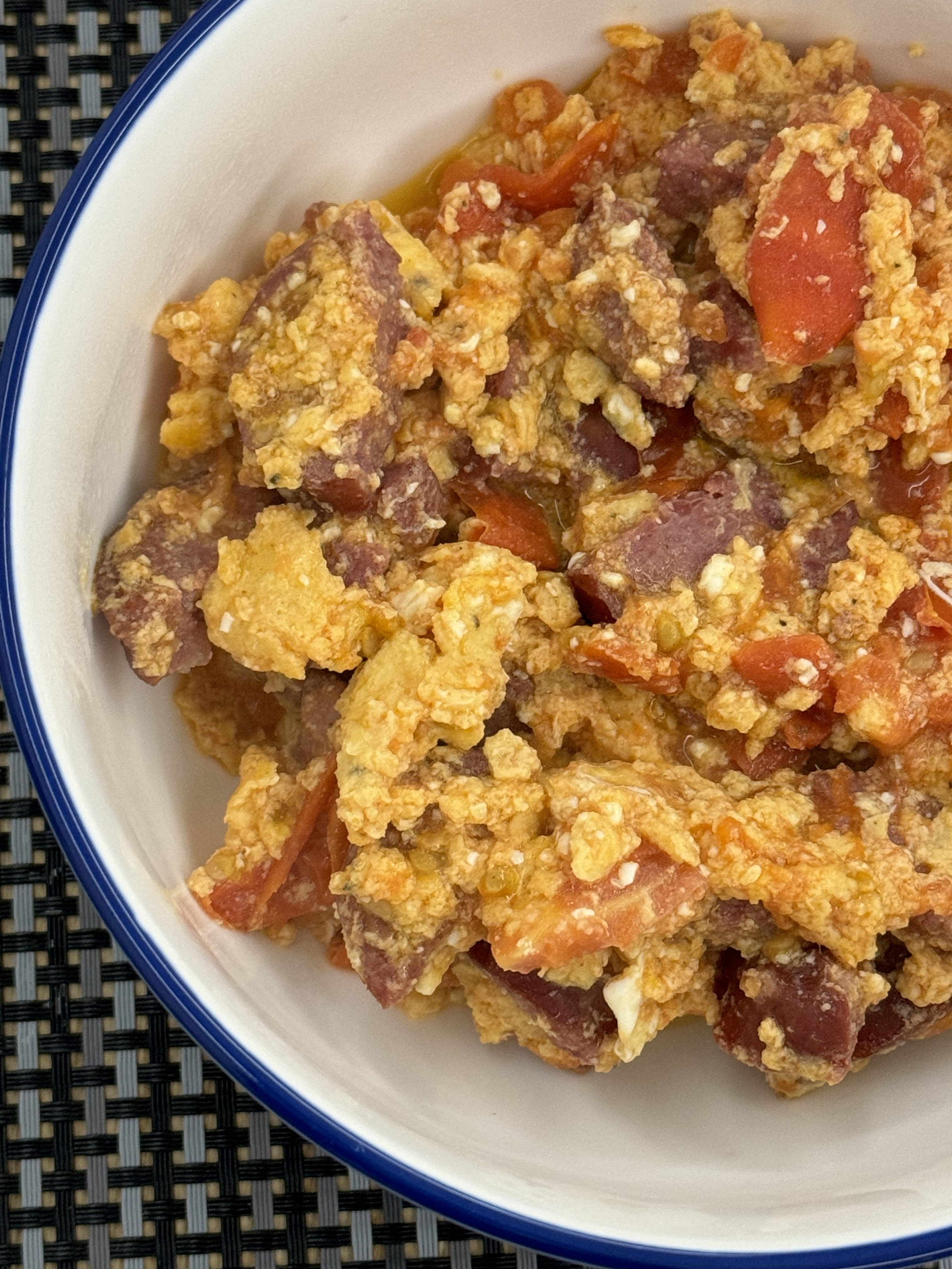 Яйца с сосиской и томатами