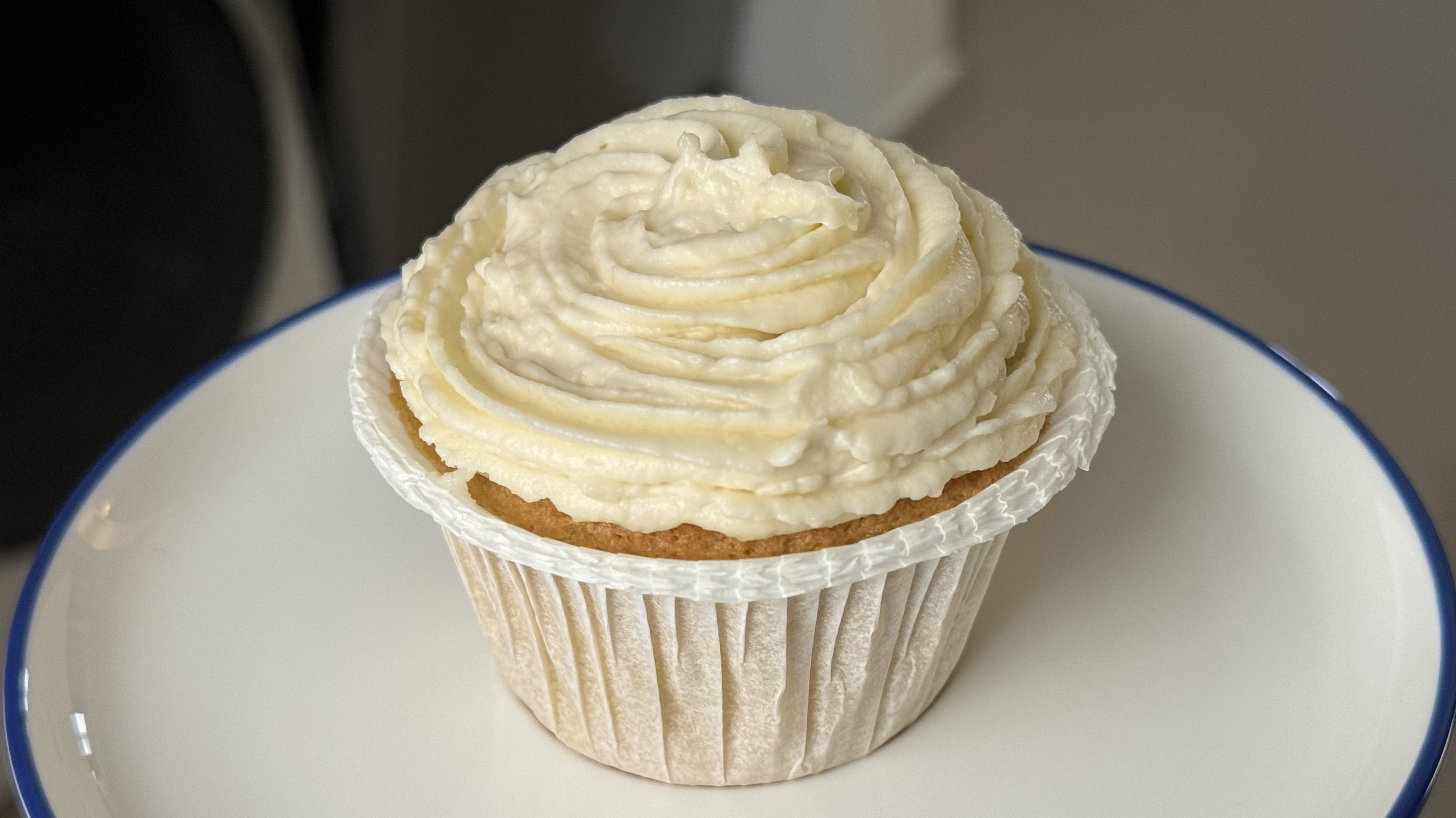 Капекейки с клубничной начинкой и крем-чизом