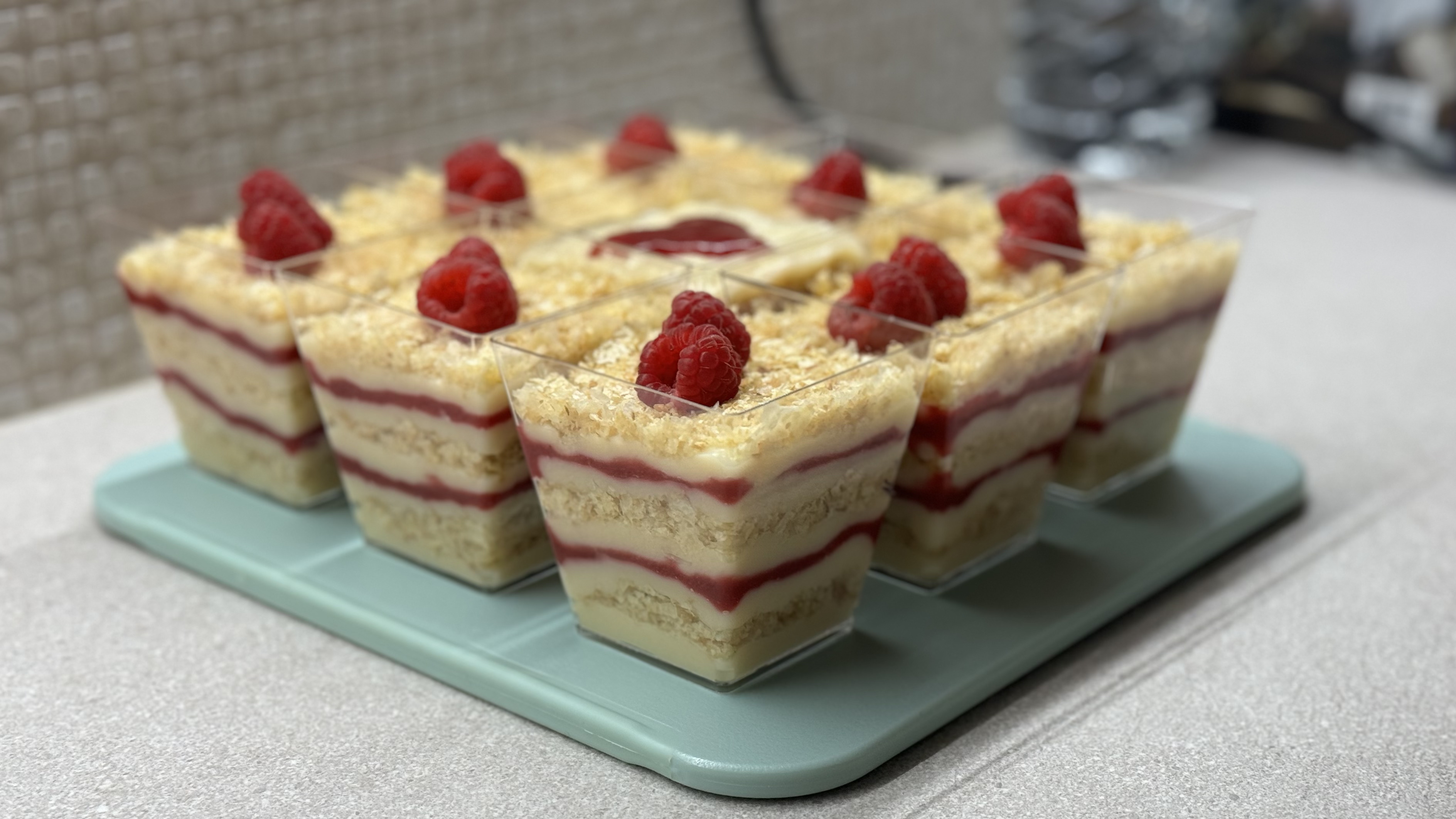 Наполеон с малиновым джемом в стаканчике