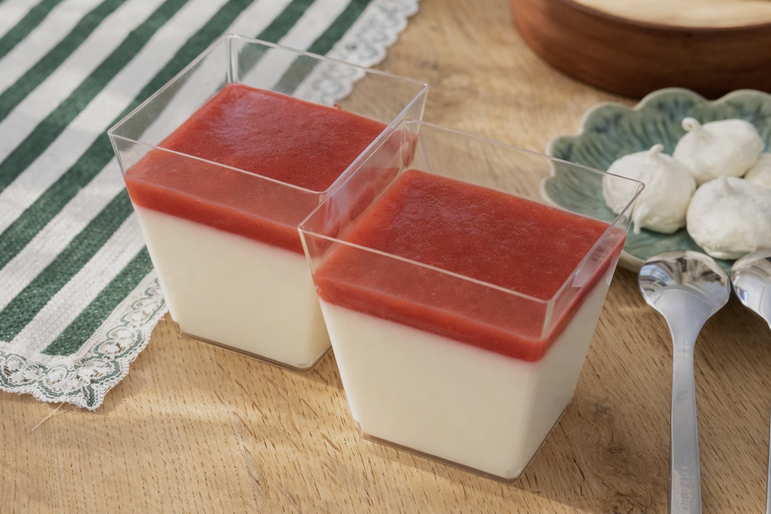 Панна-котта c клубничным джемом