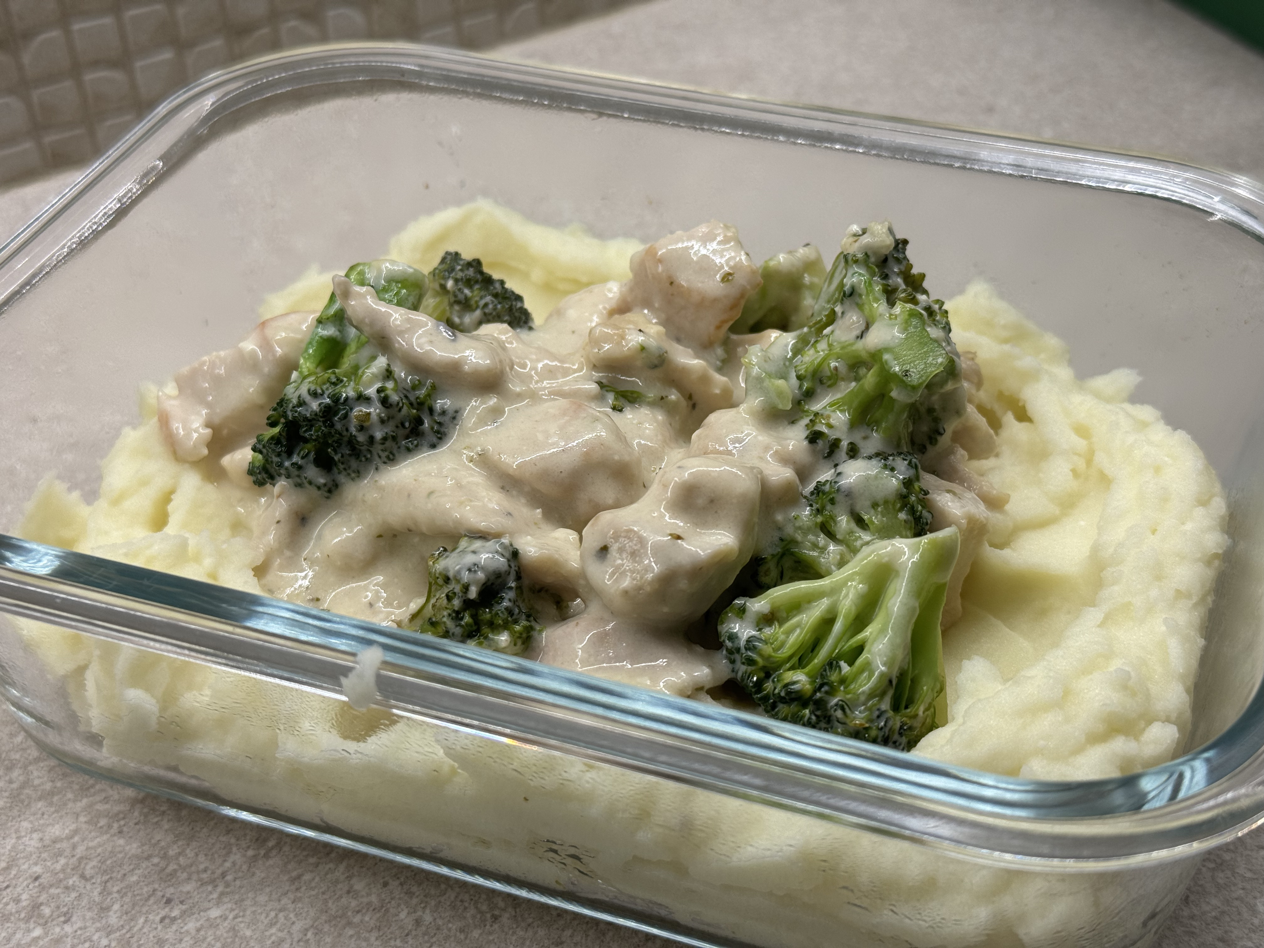 Курица с брокколи в сливочном соусе