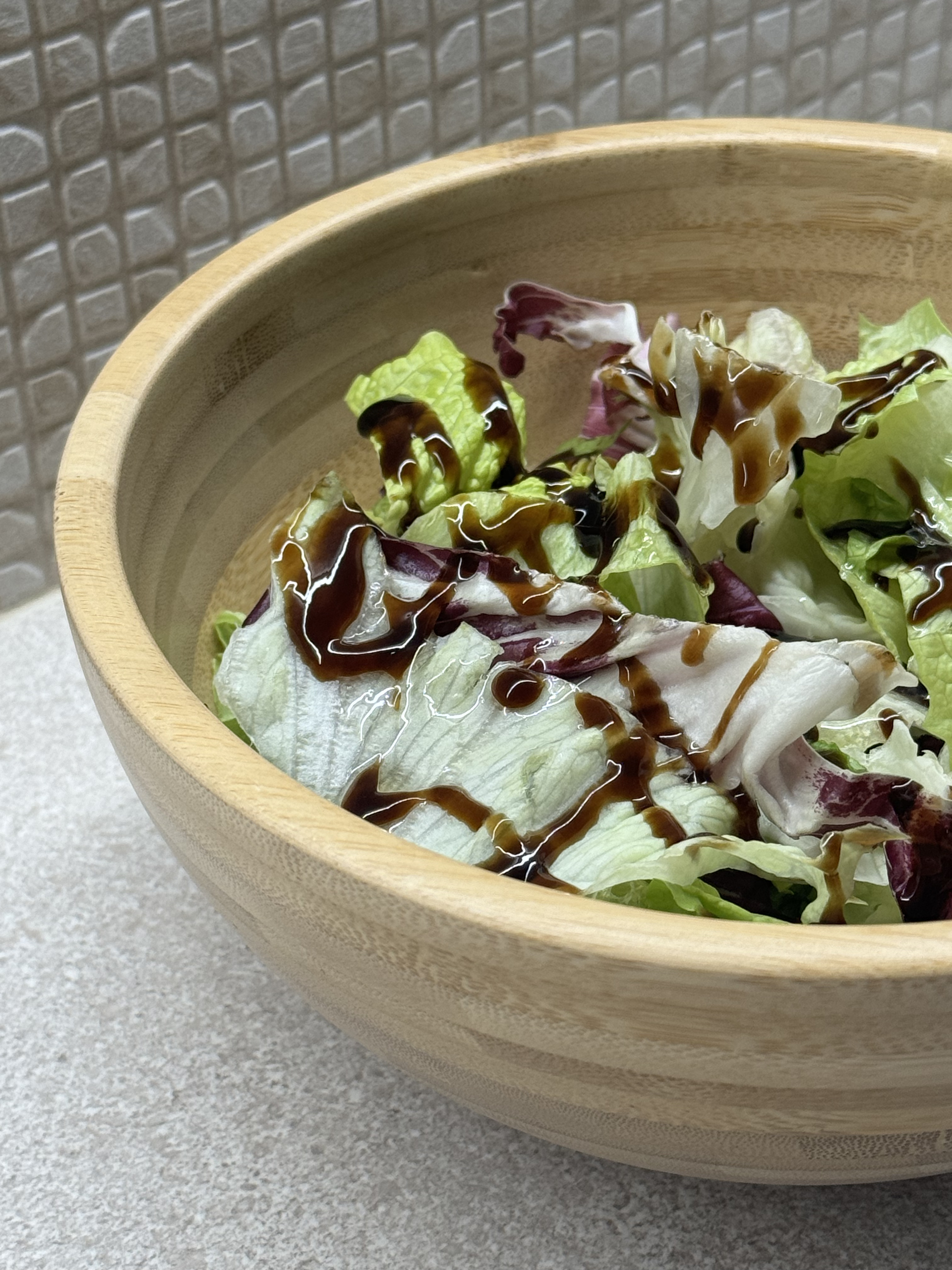 Салатные листья с бальзамиком