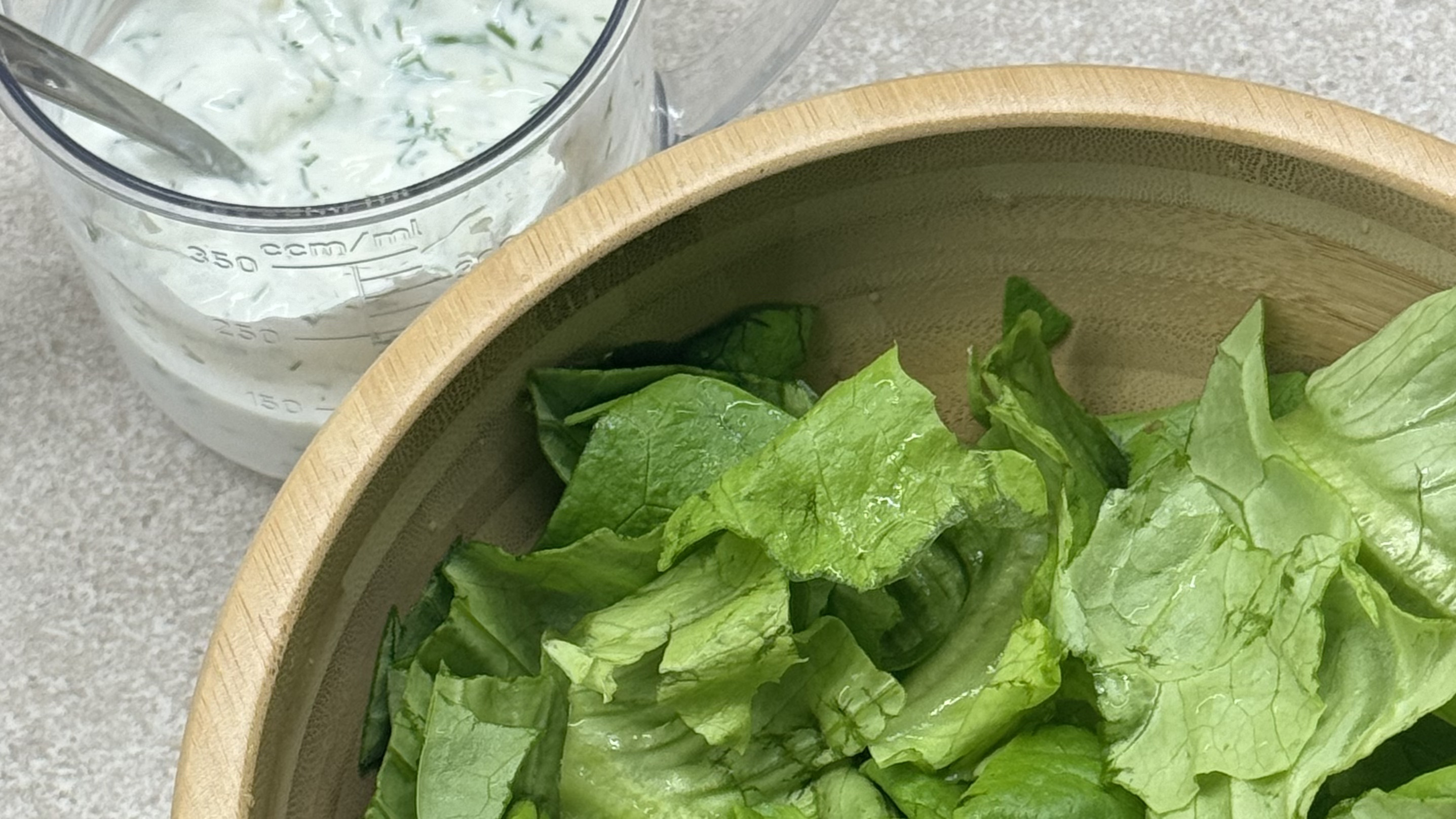 Зеленый салат с йогуртовым соусом